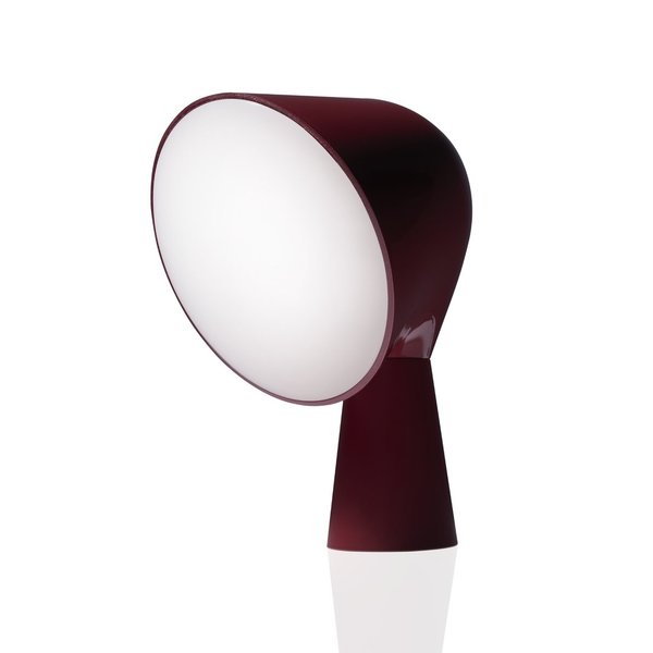 La lampe rouge Binic par Ionna Vautrin pour Foscarini, allie fonctionnalité et taille réduite, pour une intégration optimale au décor de vos pièces à vivre : bureau, chambre à coucher, salle de jeux..