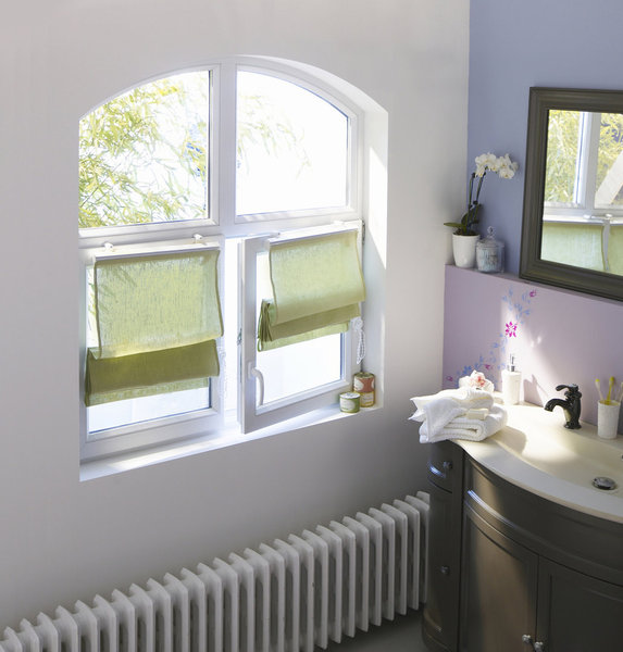 Fenêtre en PVC très résistante et demandant peu d’entretien. Castorama.