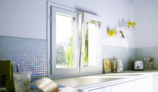 Fenêtre en PVC oscillant-battant pratique pour la cuisine. Castorama.