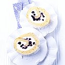 Péché mignon d’un gâteau roulé au citron où se sont mêlées de délicieuses petites myrtilles sauvages.