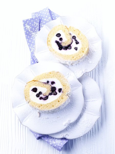 Péché mignon d’un gâteau roulé au citron où se sont mêlées de délicieuses petites myrtilles sauvages.