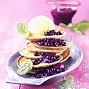 Un délice que ces petites galettes de sarrasin dorées, accompagnées d’une compote de pommes et de myrtilles si savoureuses ! Sublimes avec une boule de glace à la vanille !