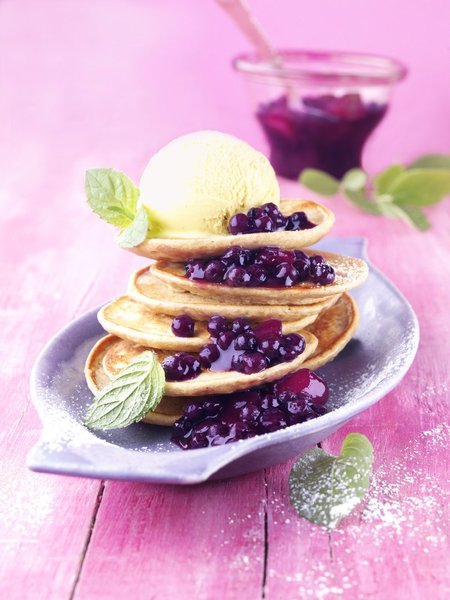 Un délice que ces petites galettes de sarrasin dorées, accompagnées d’une compote de pommes et de myrtilles si savoureuses ! Sublimes avec une boule de glace à la vanille !