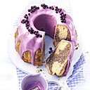 Moelleux, léger et savoureux : tels sont les maîtres mots de ce kouglof marbré à la purée de myrtilles sauvages et au glaçage violet.