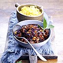 Délicieux goulasch de cuissot de lapin mijoté aux myrtilles sauvages, vin rouge, piment de Jamaïque, feuilles de laurier et noix. Parfait pour les repas d’hiver