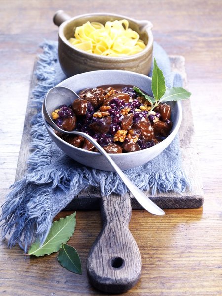 Délicieux goulasch de cuissot de lapin mijoté aux myrtilles sauvages, vin rouge, piment de Jamaïque, feuilles de laurier et noix. Parfait pour les repas d’hiver