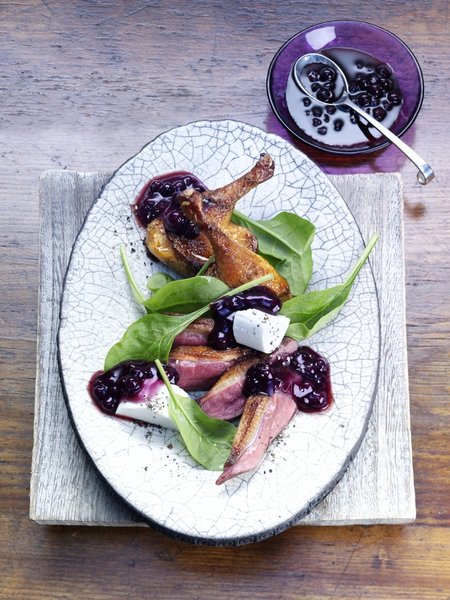Laissez-vous tenter par cet accord goûteux entre une salade de magrets de canard sauvage, quelques pousses d’épinard, du chèvre frais et une élégante vinaigrette aux myrtilles et au Porto.