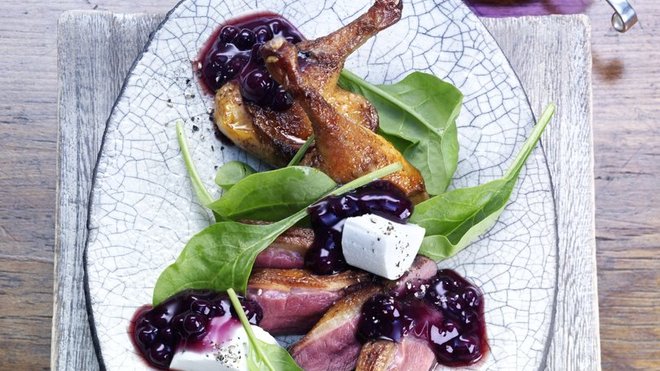 Laissez-vous tenter par cet accord goûteux entre une salade de magrets de canard sauvage, quelques pousses d’épinard, du chèvre frais et une élégante vinaigrette aux myrtilles et au Porto. Laissez-vous tenter par cet accord goûteux entre une salade de magrets de canard sauvage, quelques pousses d’épinard, du chèvre frais et une élégante vinaigrette aux myrtilles et au Porto.