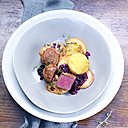 Florilège de médaillons de chevreuil sauce Calvados et de pommes sautées aux myrtilles sauvages pour vos repas automnaux.