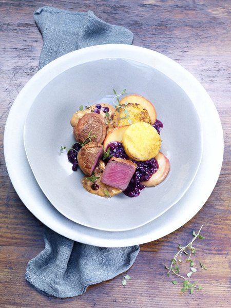 Florilège de médaillons de chevreuil sauce Calvados et de pommes sautées aux myrtilles sauvages pour vos repas automnaux.