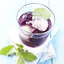 Un soda joliment coloré qui fête les saveurs sucrées de la fleur de sureau et des myrtilles sauvages.