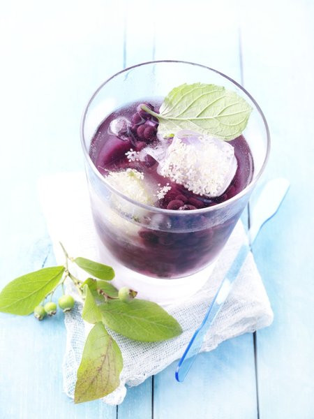 Un soda joliment coloré qui fête les saveurs sucrées de la fleur de sureau et des myrtilles sauvages.