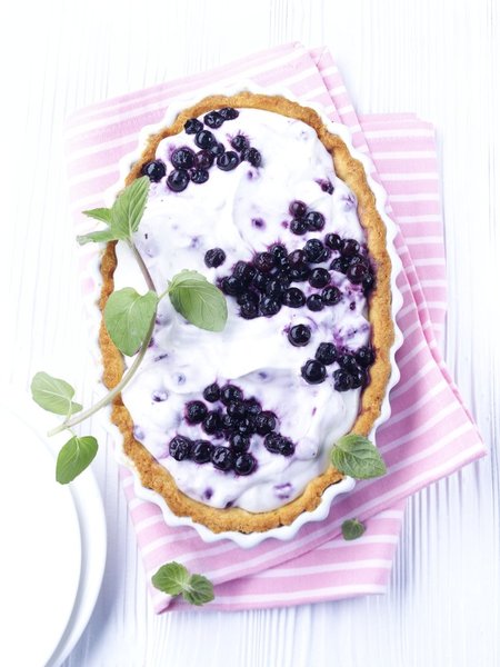 Nuances de bleu et de blanc pour cette tarte fruitée et acidulée au citron et myrtilles sauvages.