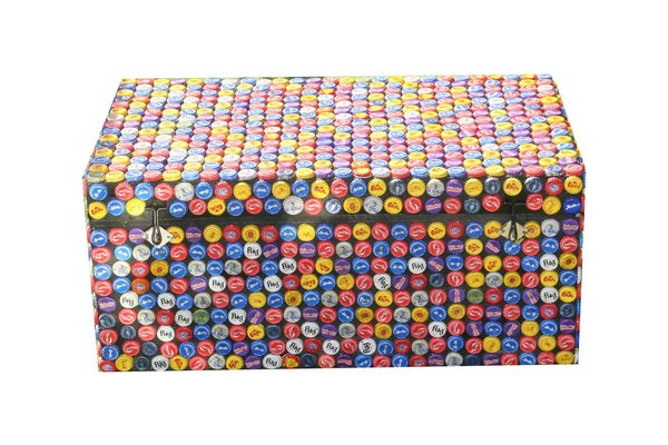 Une malle façon récup’. Issue du commerce équitable, elle est fabriquée à partir d’anciennes capsules de récupération. 75 x 35 x 45 cm. 105 €. Malle Capsules. Le Jardin Oriental.