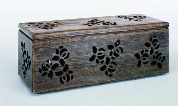 Une malle sculptée à la main. Légère, fabriquée en Chine en paulownia massif laqué, elle est décorée de motifs floraux. 120 x 45 x 45 cm. 450 €. Palonia. Habitat.