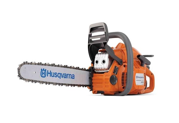 Grâce à son indicateur de niveau de carburant et ses repères d’abattage pour une meilleur précision, la tronçonneuse Husqvarna 445 E séries triobrake vous facilitera la vie