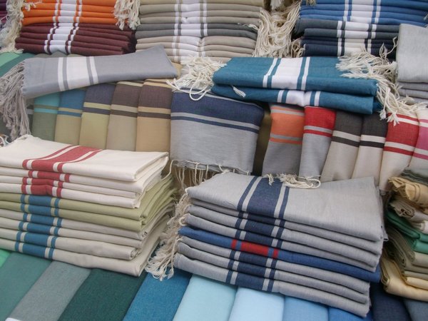 Tissée dans du coton de bonne qualité, la fouta est douce, fine et légère.