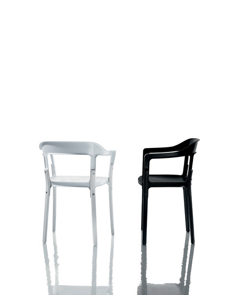 Cette célèbre chaise design est proposée en hêtre naturel ou en version unie (blanc, rouge ou noir). 383 euros TTC chez Magis.