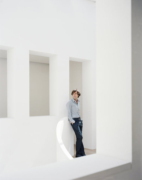 Pierre Yovanovitch et son cocon capitonné pour regarder une oeuvre vidéo de Bill Viola.