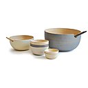 La collection ELEMENTS propose de la vaisselle alliant harmonie avec la nature et praticité. Avec des finitions Colorwash mates et des tonalités douces (stone, sans, ash, naturel), ces bols, saladiers et couverts sont à la fois simples et raffinés.