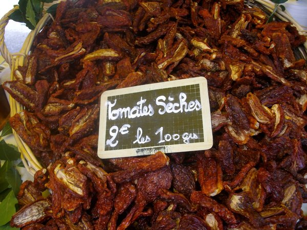 Les tomates séchées, spécialités siciliennes et calabraises, confites dans de l’huile d’olive souvent parfumée, relèvent les mets les plus communs comme les plus raffinés.