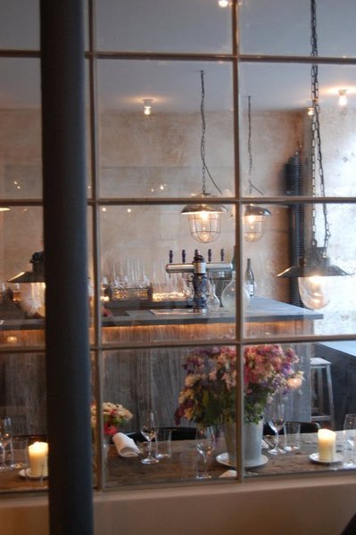 Le cadre est sans doute branché, mais si triste, si froid et si bruyant....