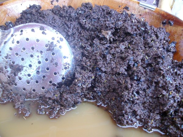 La tapenade noire est une recette de cuisine provençale à base d'olives et de câpres, et a vu le jour à Marseille en 1880.