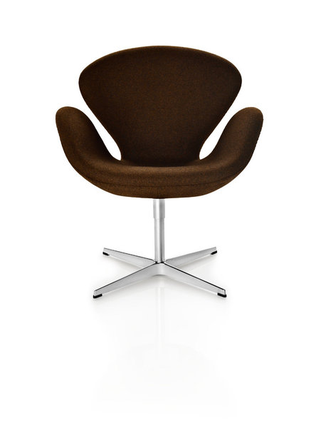 Fauteuil Rin designé par Hirochimi Konno. Édition Fritz Hansen. Coque polyuréthane. Existe avec ou sans assise tapissée. Pivotant. 625 euros