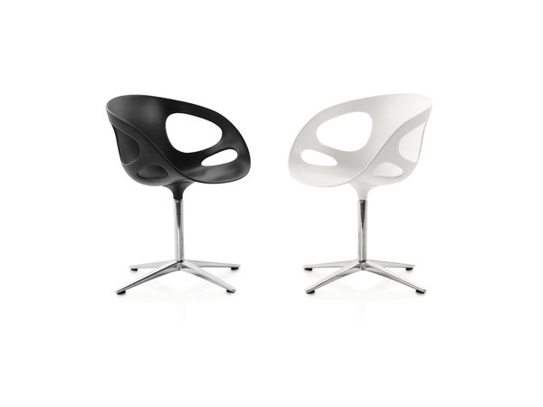 Fauteuil Cygne designé par Arne Jacobsen. Édition Fritz Hansen.Coque synthétique recouverte de tissu ou cuir. Pivotant. À partir de 2737 euros