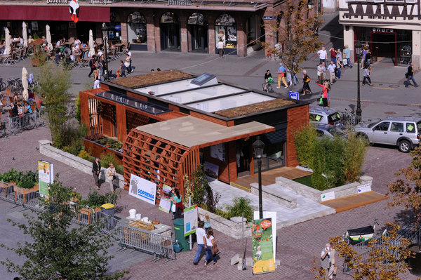 Exposition de la Maison AA Natura à Strasbourg, place Kleber. La création d’un nouveau modèle d’habitat économique et écologique.