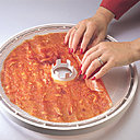 Vous pouvez former comme une "crêpe" en collant les morceaux de viande par exemple.