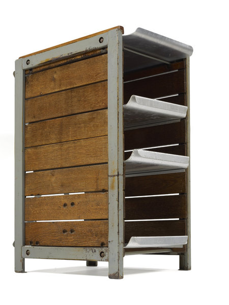 Meuble de rangement de l’immeuble Air France de Brazzaville désigné par Charlotte Perriand.