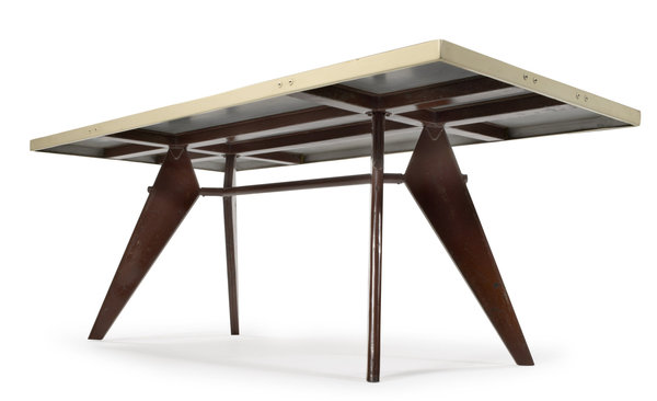 Table en aluminium de l’immeuble Air France de Brazzaville désigné par Jean Prouvé.