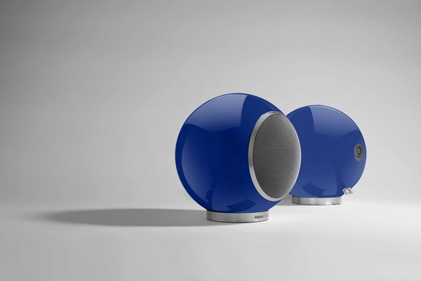 Le renouveau de la sphère Elipson, enceinte Planet L, 2010 désigné par Jean-Yves Le Porcher. Existe en laqué blanc, rouge et noir. Ici, les Planet Bleu en exclusivité chez Colette. Puissance : 30-80 W. Prix : 699 € (la paire).