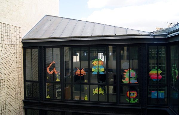 Bonhommes, créatures et sigles pixelisés de Post-it chez Adverline, Paris. un phénomène en expansion en France et à l'étranger.