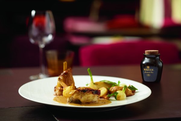 Toujours en quête d'excellence, Hélène Darroze se plaît à revisiter à sa façon les grands classiques: ici le chapon est enduit sous la peau de moutarde aux brisures de truffe, à la façon demi-deuil. Un somptueux plat de réveillon !