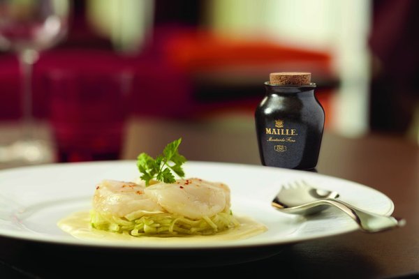 Le croquant des légumes finement râpés répond aux saveurs tendre et délicates des noix de Saint-Jacques, relevé par la sauce moutardée aux brisures de truffe noire