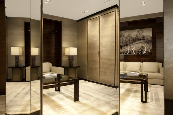 Inspirées par un métier à tisser de l’usine  Zegna à Trivero, les boiseries alliés à l’acier