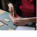 Des stages et des cours sont proposés. Vous pouvez par exemple découvrir les outils pour travailler le bois  ou bien les techniques pour fabriquer un meuble en carton !