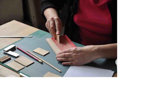 Des stages et des cours sont proposés. Vous pouvez par exemple découvrir les outils pour travailler le bois  ou bien les techniques pour fabriquer un meuble en carton !