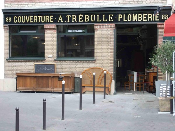 L'Etablisienne est aussi un dépôt-vente de meubles et d'objets de décoration.