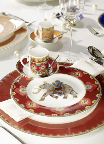 Hommage à la route de la soie illustrée par des dessins aux couleurs chatoyantes chez Villeroy & Boch