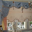Salon d’un Palace à Istanbul décoré par les Ateliers Philippe Coudray. La richesse des galons or renforcent l’intensité des rideaux bleus et soulignent ses ondulations.
