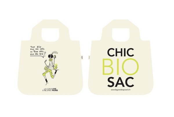 La Grande Epicerie du Bon Marché participe à la protection de l’environnement : elle propose à ses clients des sacs Envirosax, personnalisés pour elle, et fabriqués en PET recyclé.
