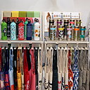 Choisissez le sac qui vous correspond parmi les modèles nombreux et variés, présentés avec style sur les portants en bois clair.