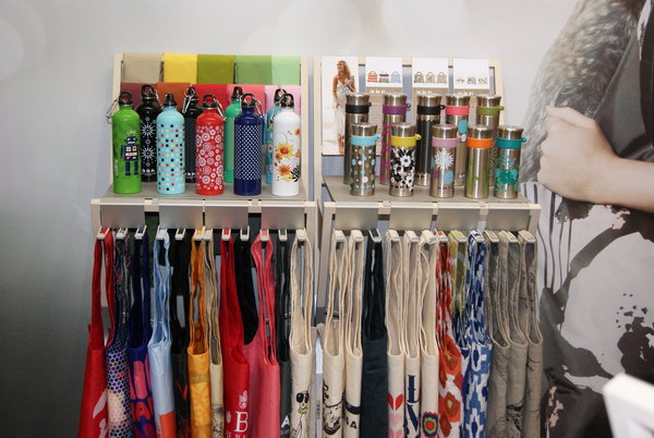 Choisissez le sac qui vous correspond parmi les modèles nombreux et variés, présentés avec style sur les portants en bois clair.