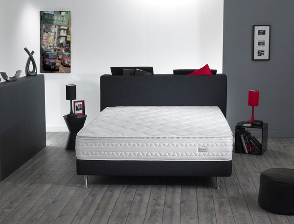 Ranger intelligemment dans votre tête de lit tout ce qui traînait sur vos tables de nuit: livres, télécommandes, lunettes, verres à dent, médicaments... , Mensola de Simmons