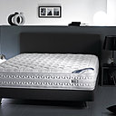 Pour les dormeurs douillets, le maître du sommeil Simmons propose un double nappe de ressorts ensachés pour un accueil en douceur, matelas Softwin