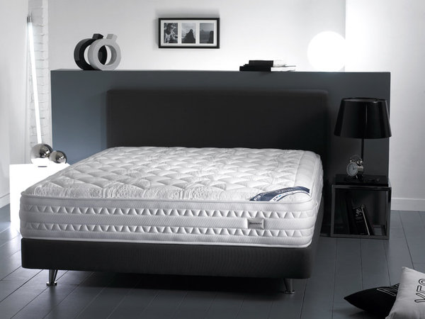 Pour les dormeurs douillets, le maître du sommeil Simmons propose un double nappe de ressorts ensachés pour un accueil en douceur, matelas Softwin