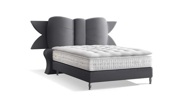 Nœud, cœur, roses... pour la collection ultra féminine dessinée par  Chantal Thomass pour Treca